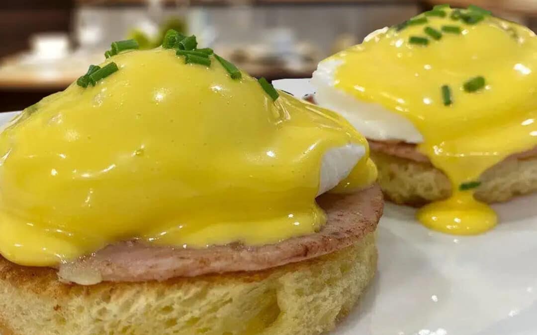 How to Make Eggs Benedict