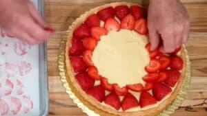 Easy Strawberry Tart Recipe - Arrange the sliced strawberries